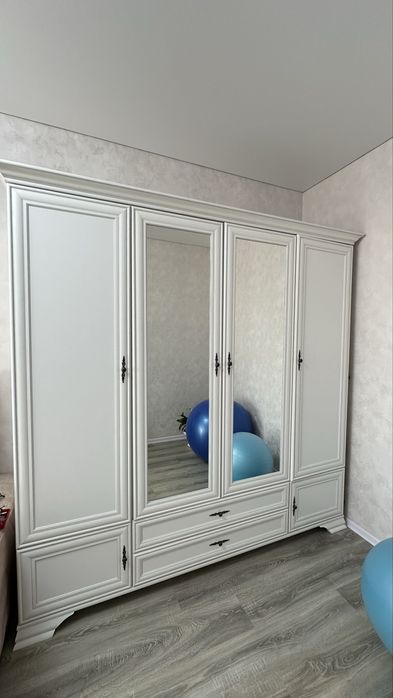 Белый шкаф плательный