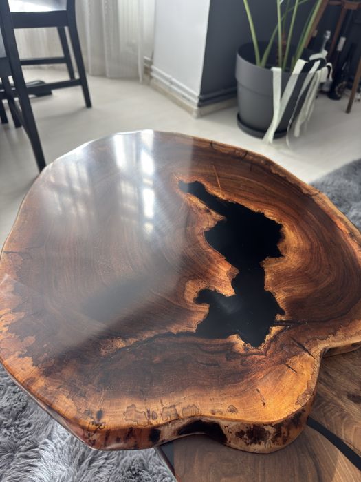 Masuta cafea, lemn de nuc si rasina epoxidica