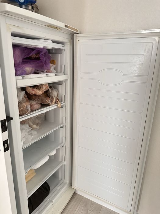 Продам морозильник вертикальный