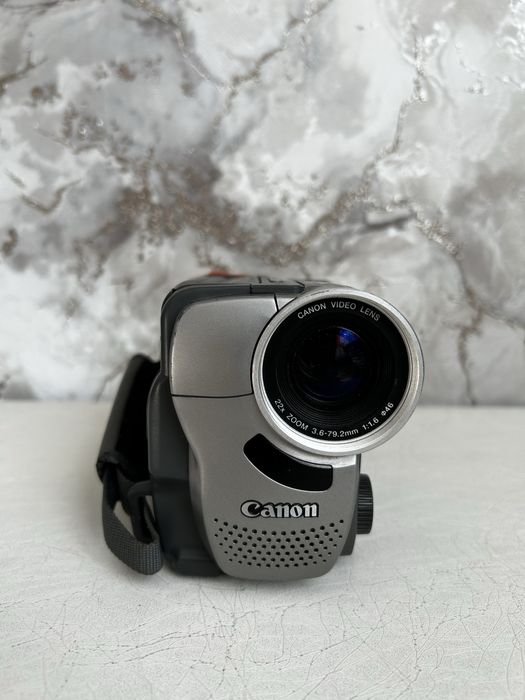 Canon V500 8mm Video Camcorder