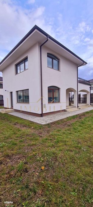 Casa individuala cu 4 camere + Garaj  , panouri fotovoltaice, Dezmir