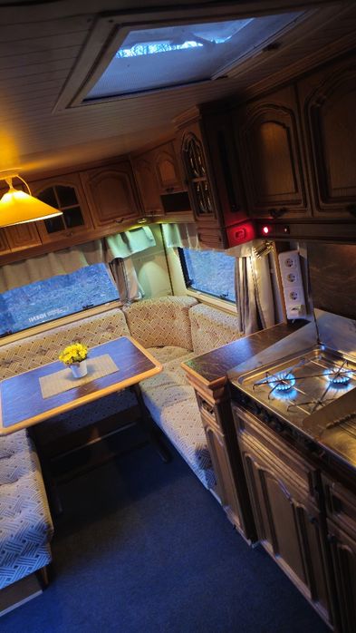 Vând rulotă Hobby 535 Prestige – pregătită pentru off-camping, stare f