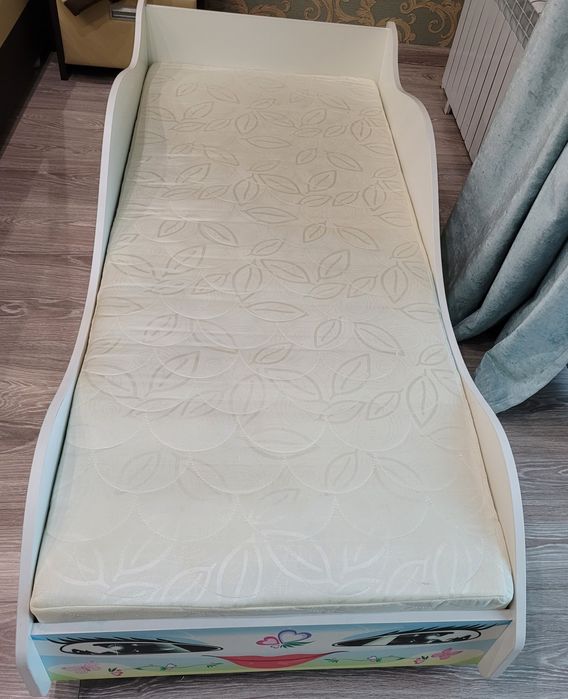 Детская кровать-машинка с матрасом