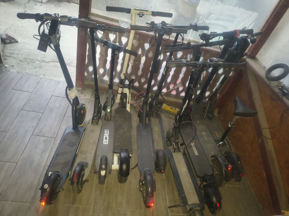 Se vând trotinete electrice