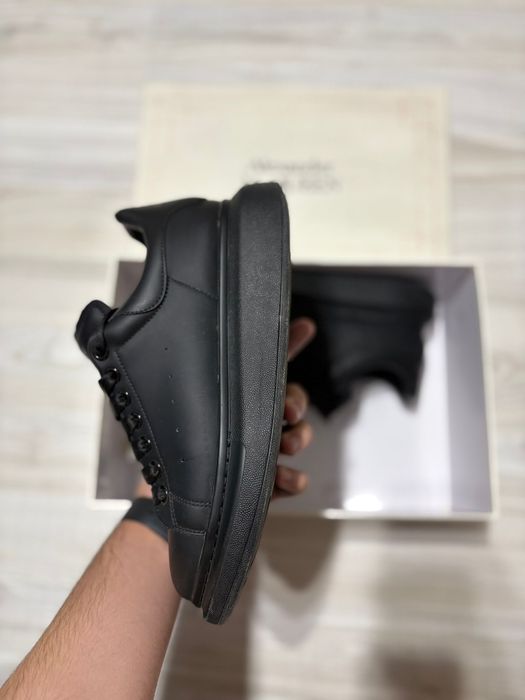 Vand adidasi Alexander McQueen!