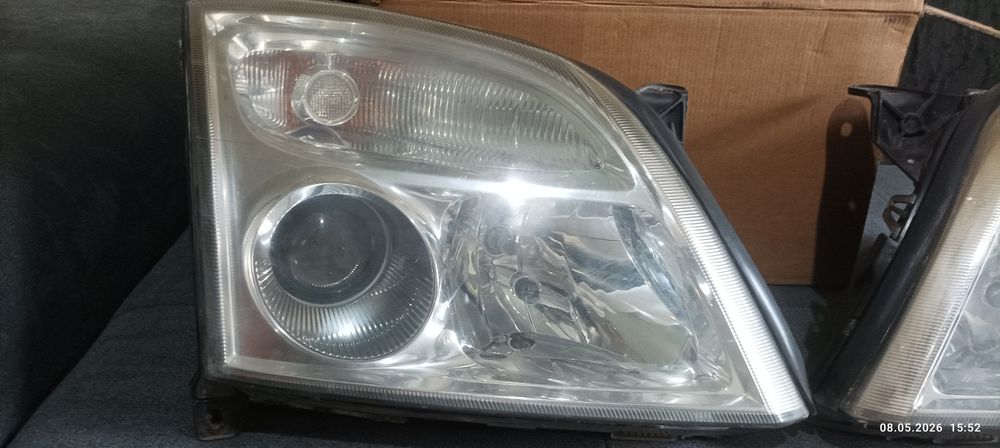Продавам пълен комплект оригинални Ксенонови фарове HELLA за Opel Vectra C