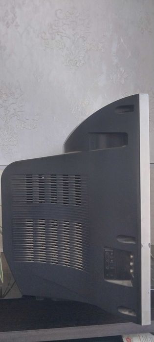 Eski Samsung televizor lekin hamma qismlari ishlaydi. Rangli ko'rsatad