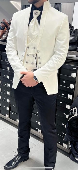 Costum mire alb cu pantaloni negri
