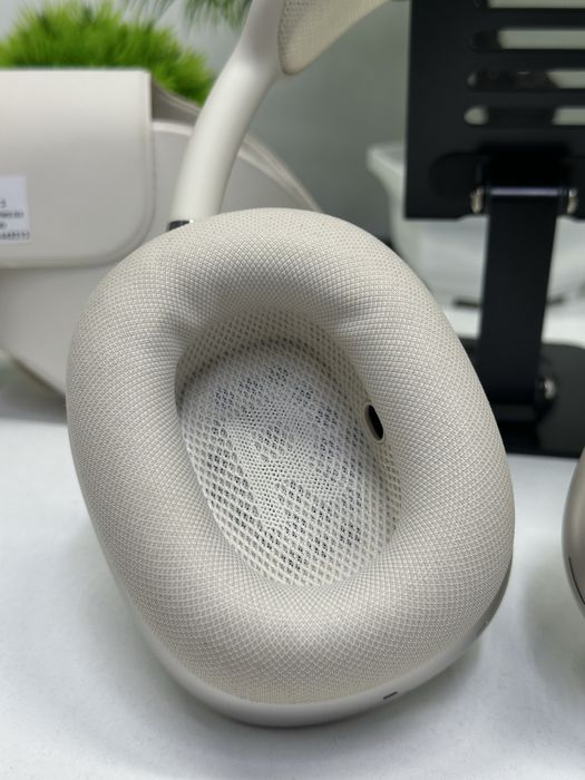 .Air Pods Max 2.