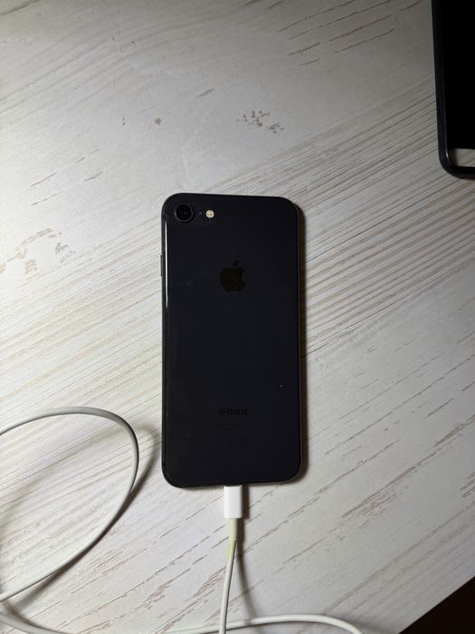 Продам iPhone 8