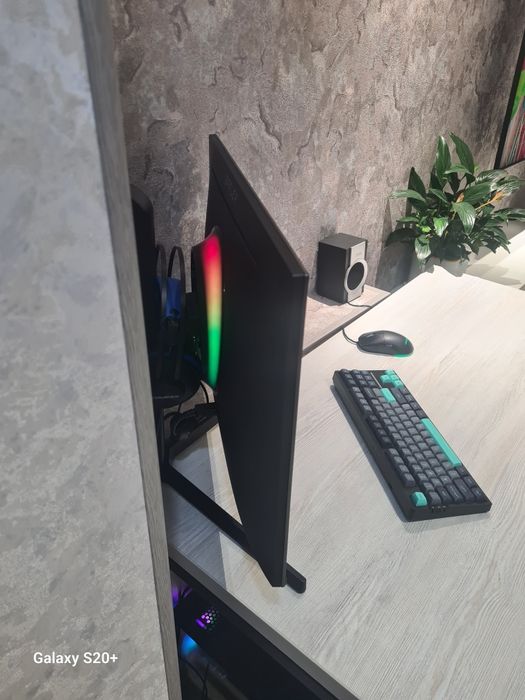 Продаётся комплект  игрового компьютера (стол, стул,комп)в идеальном