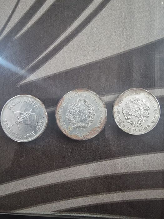 Vând monede vechi de 10 lei, 1 leu și 25 de bani