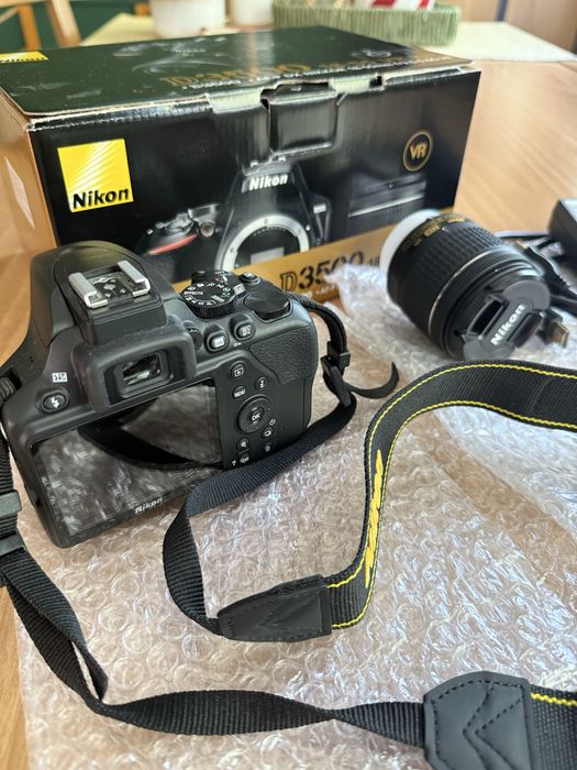 Nikon  D3500.