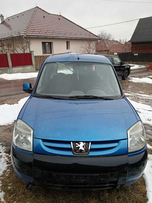 Vând mașina pentru fier vechi