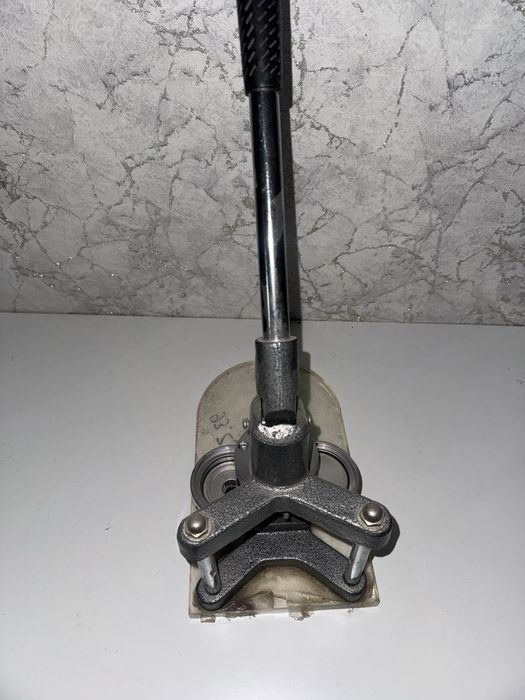 Аппарат для изготовления значков