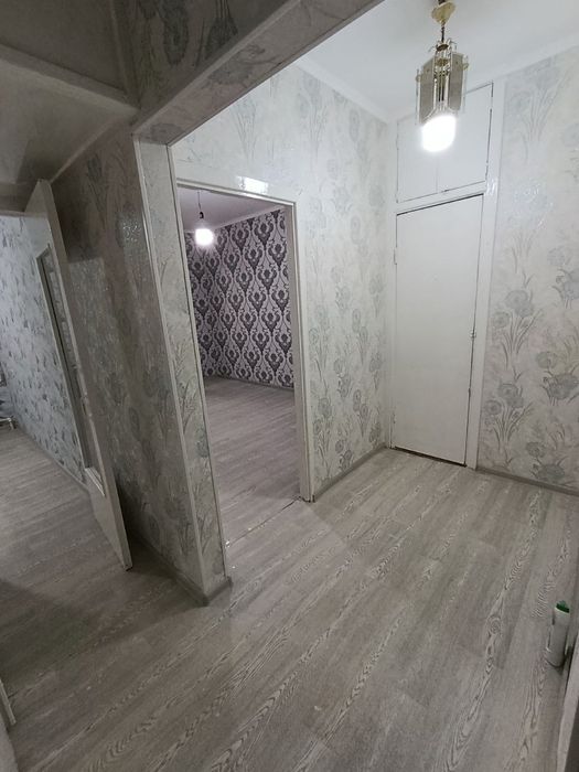 Navoiy shahrida 1 xona 2 xona qilingan uymiz sotiladi arzon narxda