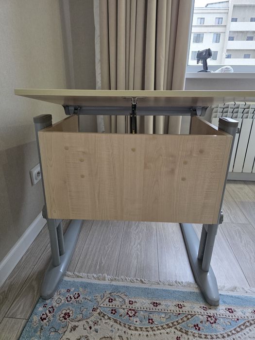 Стол- трансфомер для школьника.