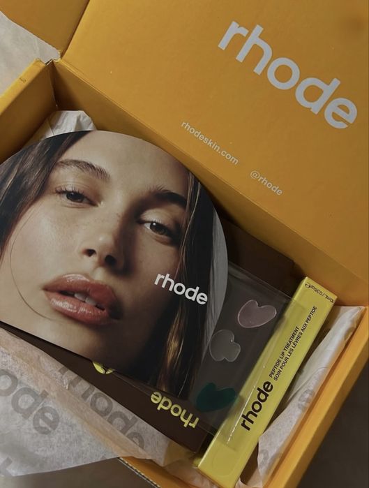 Оригинални лимитирани rhode x Justin Bieber, Hailey Bieber: Caramelized Banana Lip Gloss гланц, Eye Patches пачове за очи и цветни лепенки за пъпки