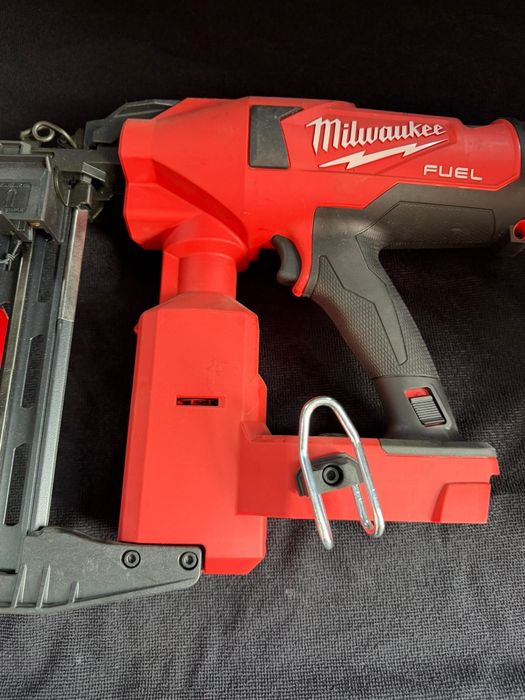 Milwaukee capsator pe acumulator