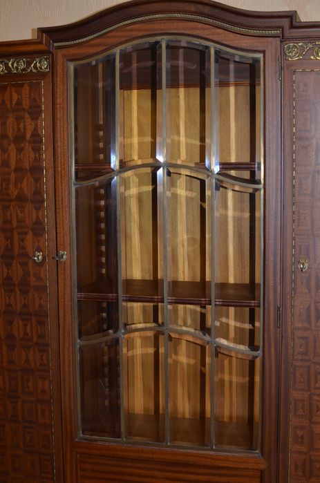 Антикварный шкаф-витрина натурального дерева Аntiqa vitrina-javon