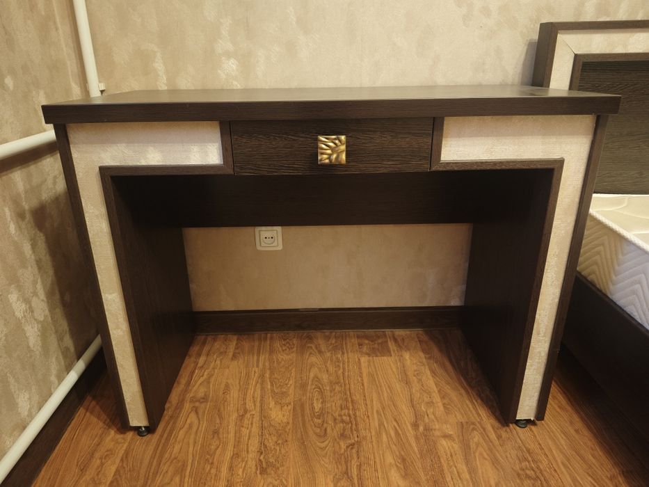 Кровать и туалетный столик