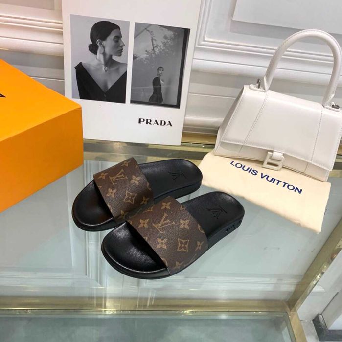 Papuci / Slapi Louis Vuitton Calitate Premium