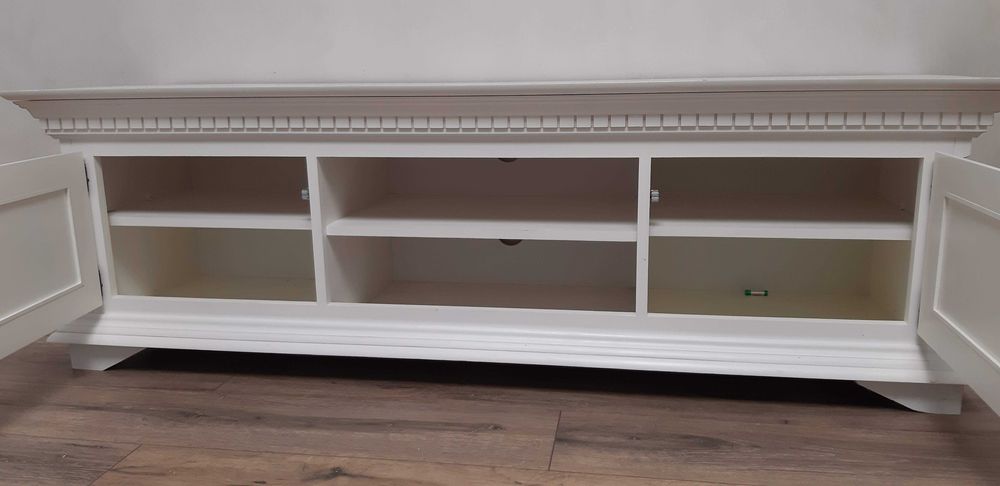 Comoda TV din lemn clasic