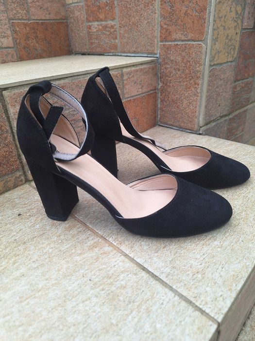 Елегантни дамски обувки номер 38