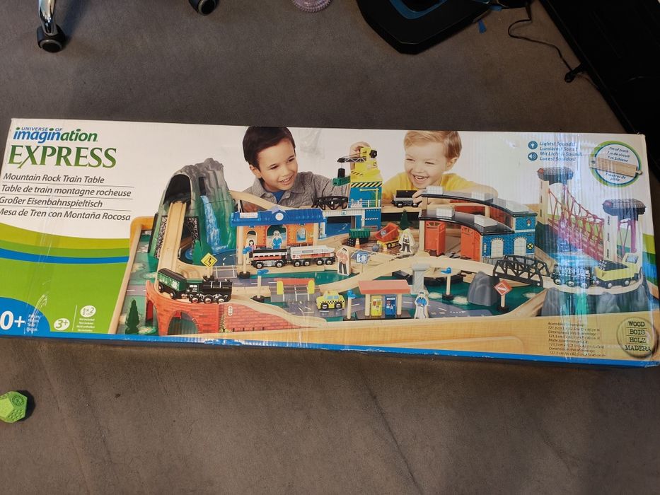 Дървен влак - писта в комплект с маса