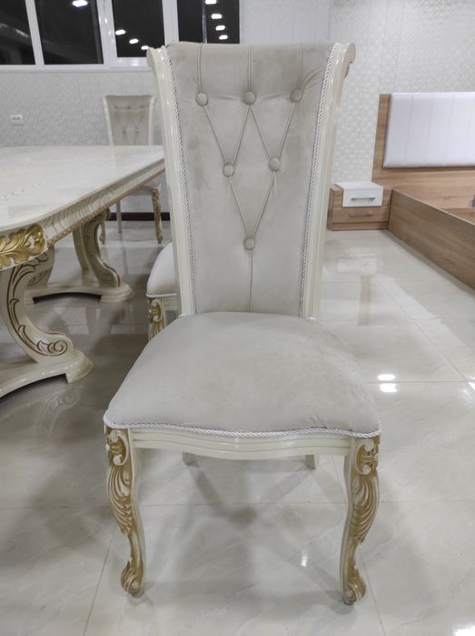 Стол и стулья из орехового дерево