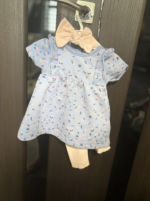 Продам костюмчики и платья  на девочку 0-3 мес