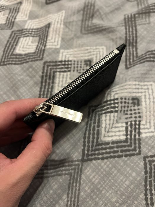 Кардхолдърът от Calvin Klein