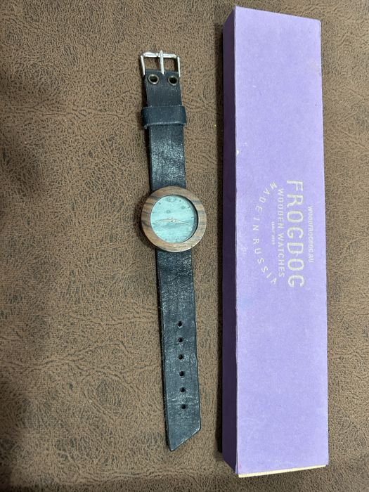 Часы кожа дерево синие в рабочем состоянии