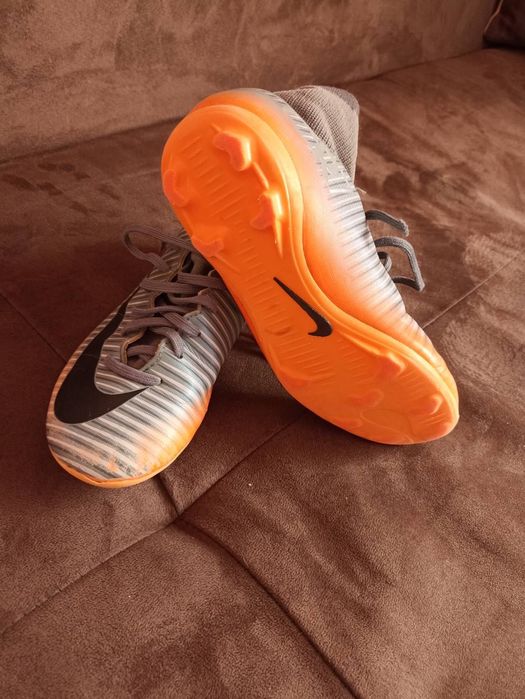 Бутонки за момче