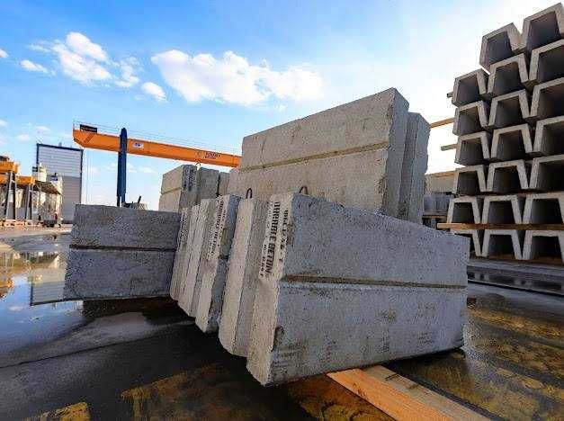 Фундаментальный бетонный блок. Бетонное ограждение. ФБС.ЖБИ.Фундамент