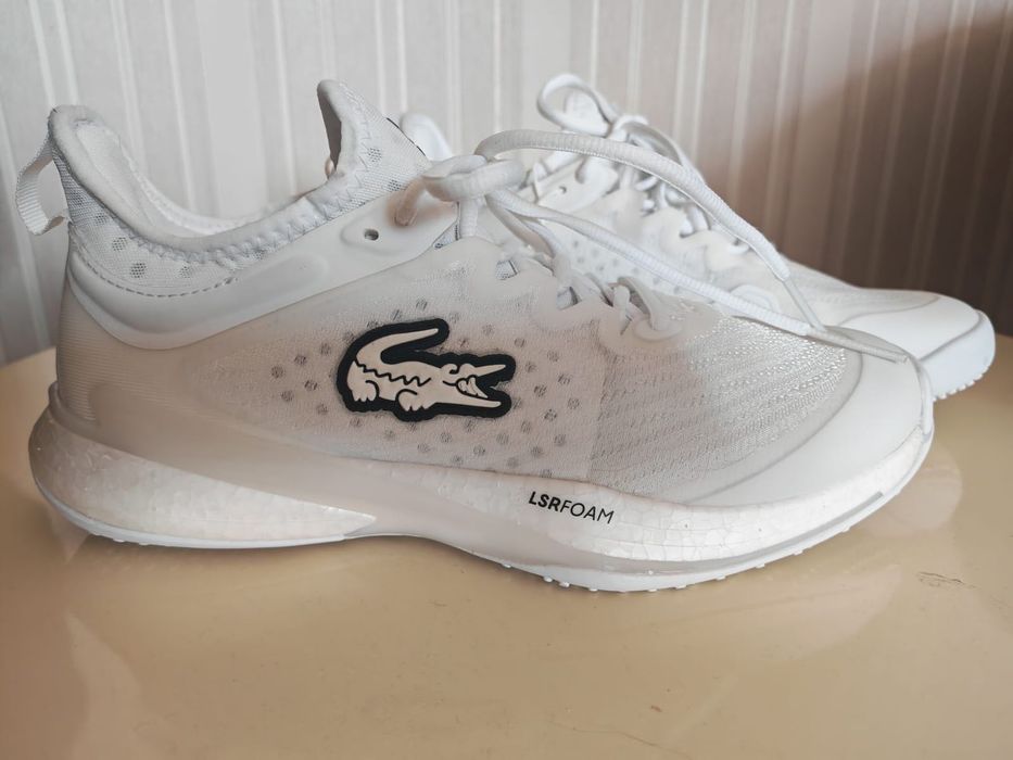 Продам женские кроссовки Lacoste