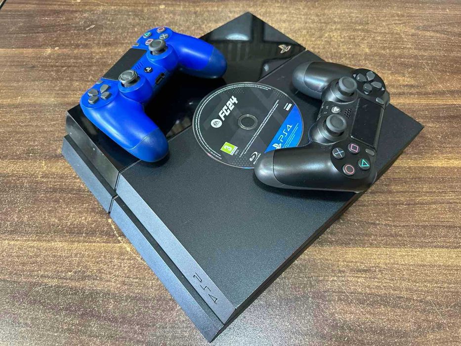 Продавам PlayStation 4 с 2 джойстика и FIFA 24