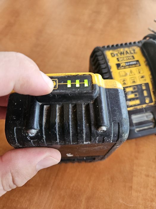 Set dewalt 18v baterie si incarcator