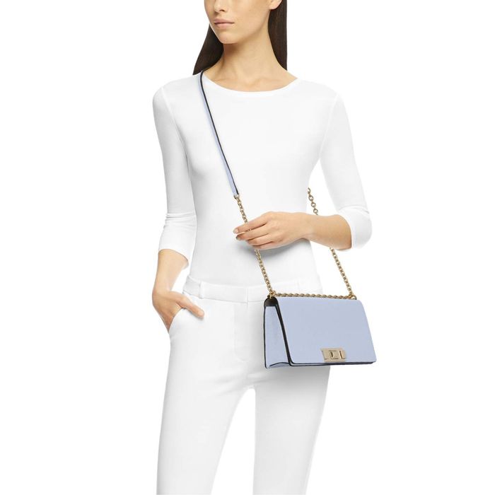 FURLA crossbody модел MIMI чанта от естествена кожа в свело син цвят