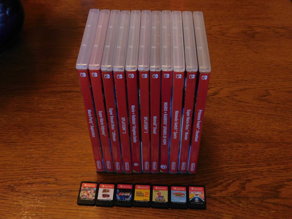 Consolă Nintendo Switch + 18 jocuri originale pe suport fizic (18 carduri) + accesorii complete