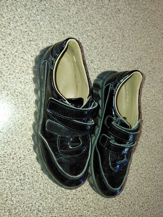 Туфли школьные продам