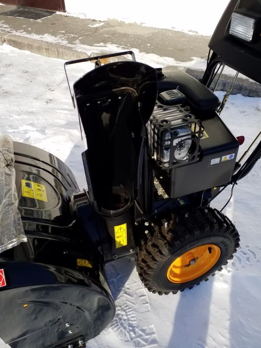 Снегоуборщик бензиновый.