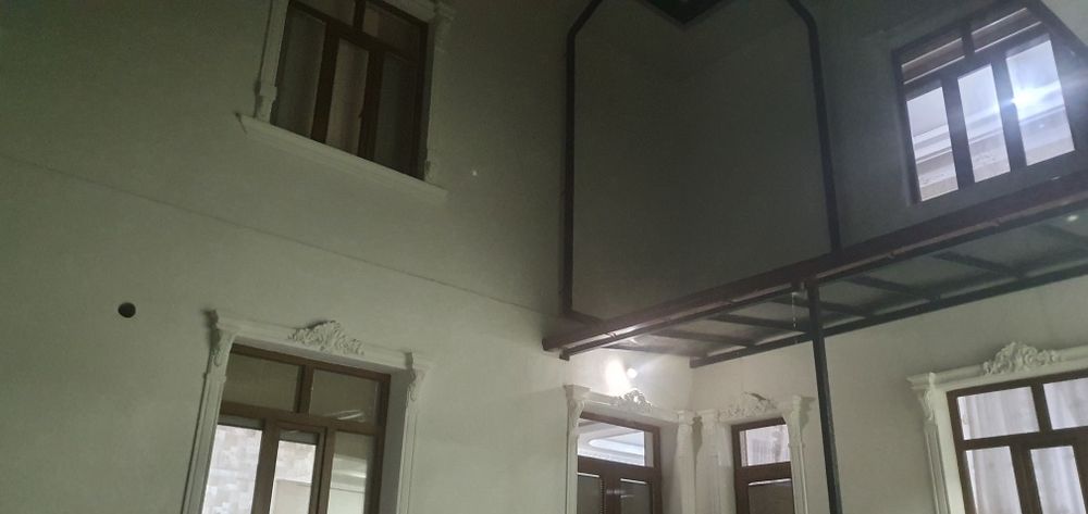 Титаник дом орка томонида жойлашган  3 сот.12 хона 3 та сан узел.