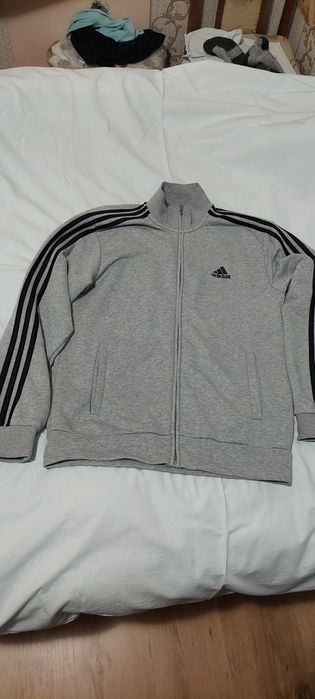 Продавам мъжки екип adidas.