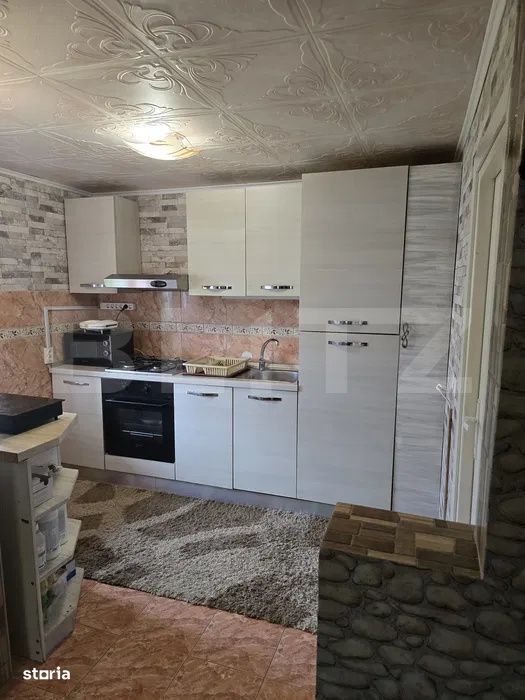 Casa cu 3 camere, 70 mp, teren 1.400 mp, anexe, zona Faragau