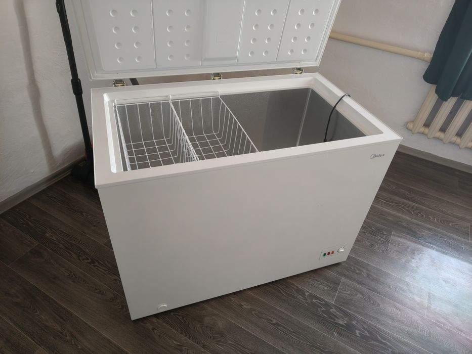 Продам морозильник Midea 290 л