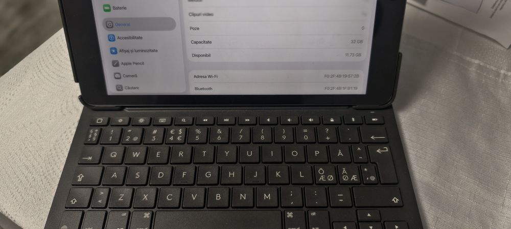 iPad generația 8, 10,2 inch plus husa cu tastatura