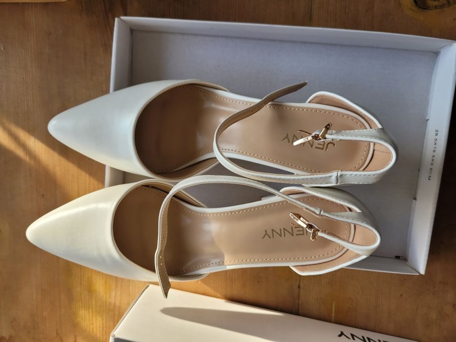 Pantofi albi cu toc mediu