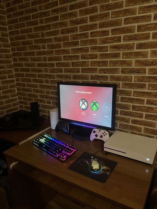 Продавам xbox one s 1TB