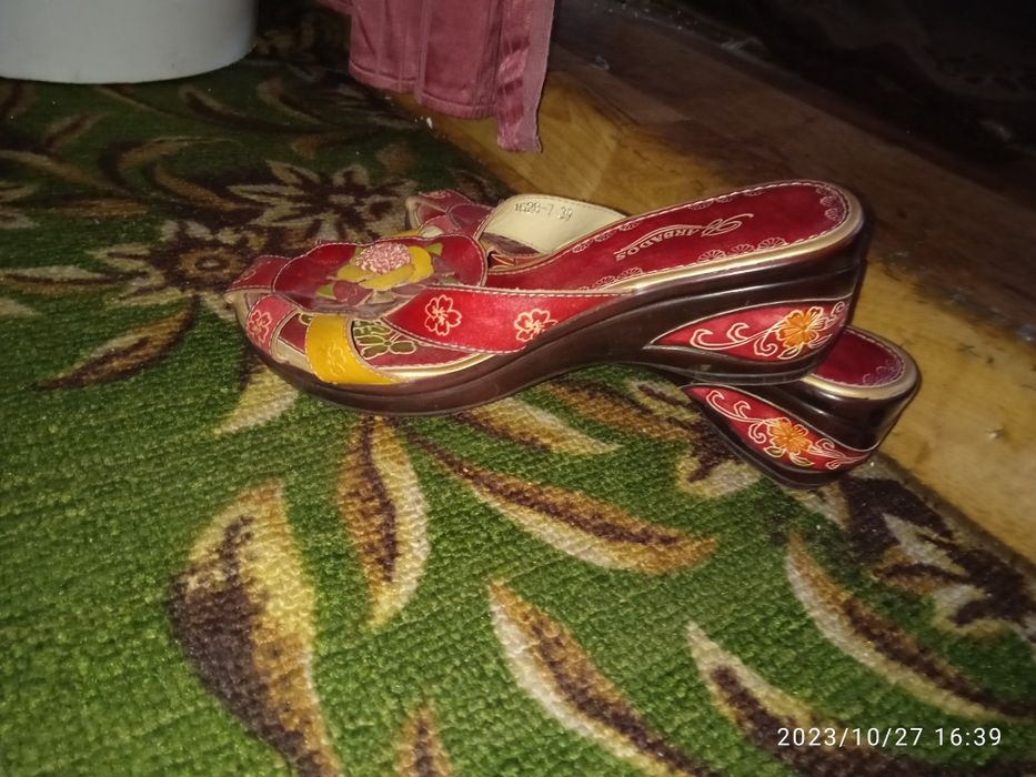 Продам обувь !! !Туфли и шлепки.